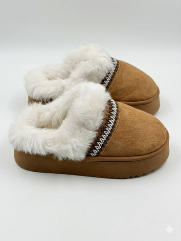 PANTUFLAS BAJA PELUDA BORDADA CAMEL
